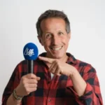 Willi Weitzel mit Mikrofon– Moderator und Abenteurer, Kindershow Wovon träumst du, Bad Tölz 2026